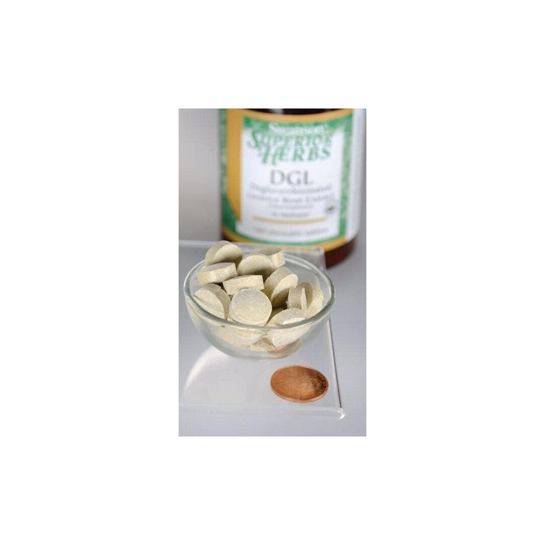 Eine Schale mit Swanson DGL Deglycyrrhizinated Licorice 385 mg 180 Kautabletten neben einer Flasche Vitamin D.