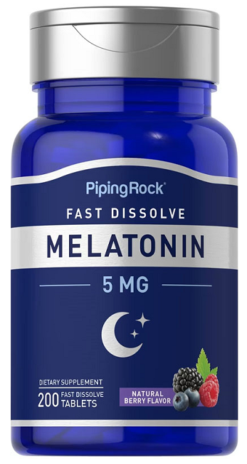 Eine Flasche PipingRock Melatonin 5 mg 200 schnell auflösende Tabletten mit Beerengeschmack.