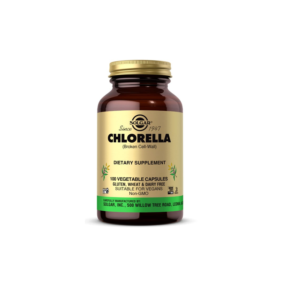 Eine Flasche Solgar Chlorella 520 mg 100 pflanzliche Kapseln auf einem weißen Hintergrund.