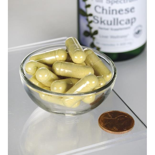 Swanson Chinese Skullcap - 400 mg 90 Kapseln in einer Schale mit einem Groschen.