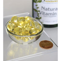 Vorschaubild für Swanson's Vitamin E - Natural 400 IU 250 Weichkapseln in einer Schale, die Antioxidantien unterstützen und die kardiovaskuläre Gesundheit fördern.