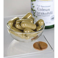 Vorschaubild für Swanson Coleus Forskohlii - 400 mg 60 Kapseln in einer Schale neben einem Pfennig.
