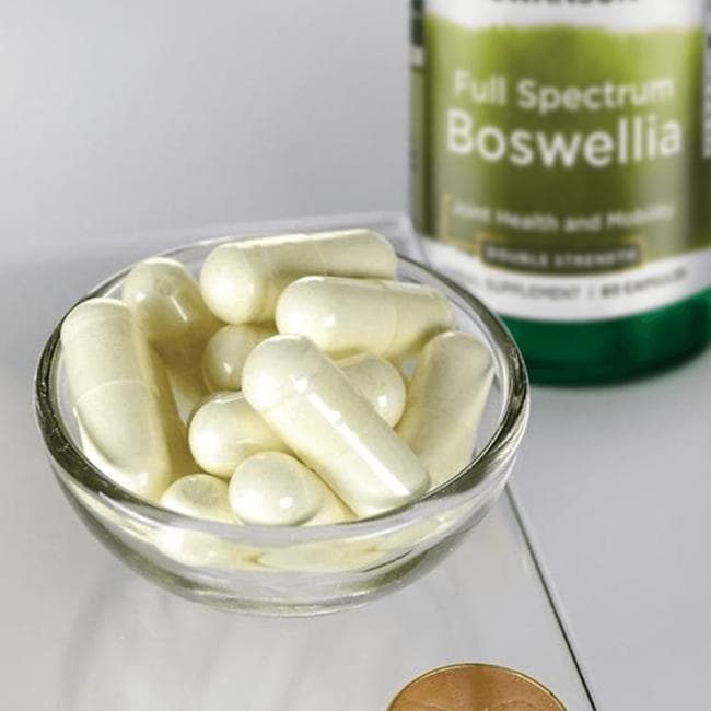 Ein Nahrungsergänzungsmittel, Swanson Boswellia, wird mit 60 Kapseln neben einem Pfennig auf einer Waage präsentiert.