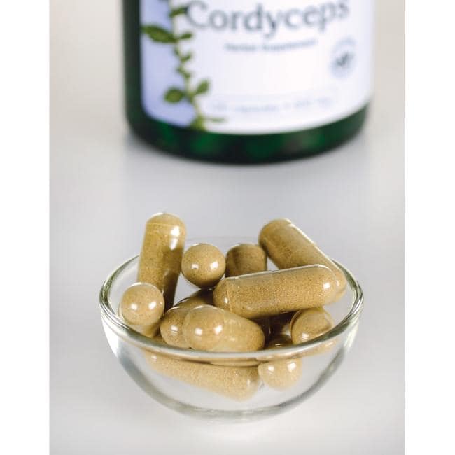 Swanson Cordyceps - 600 mg 120 Kapseln in einer Schale neben einer Flasche Swanson Cordyceps.