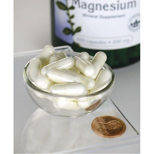 Swanson Magnesiumoxid - 200 mg 500 Kapseln in einer Schale neben einer Flasche.