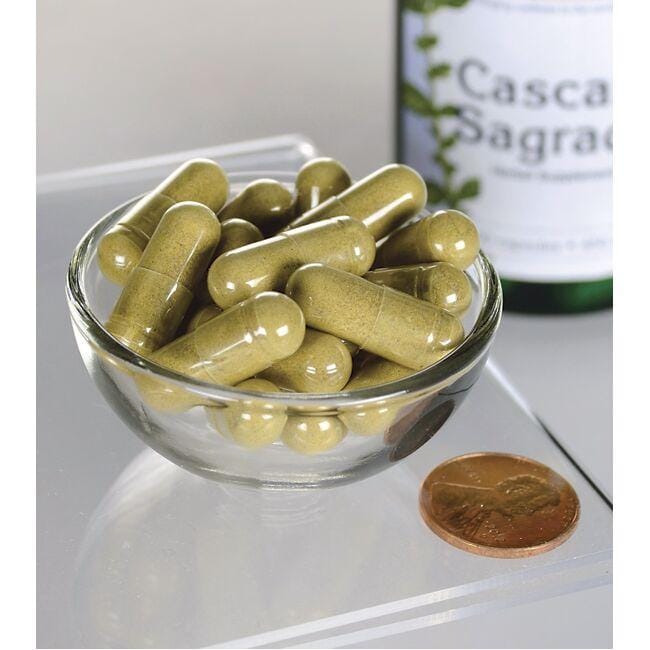 Swanson Cascara Sagrada - 450 mg 100 Kapseln in einer Schale auf einer Flasche.