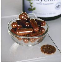 Vorschaubild für Eine Schale Swanson Cayenne - 450 mg 300 Kapseln und ein Penny.