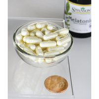 Vorschaubild für Swanson Astragaluswurzel - 470 mg 100 Kapseln in einer Schale neben einem Pfennig.
