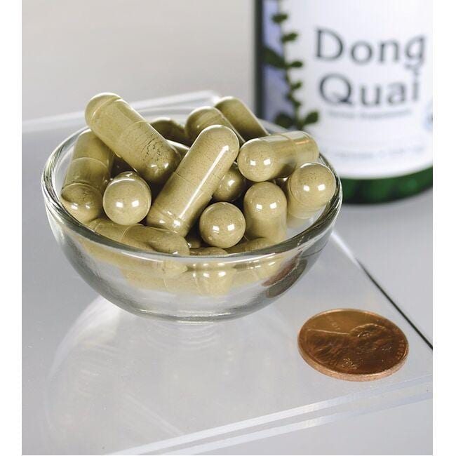 Swanson Dong Quai - 530 mg 100 Kapseln in einer Schale neben einer Flasche.