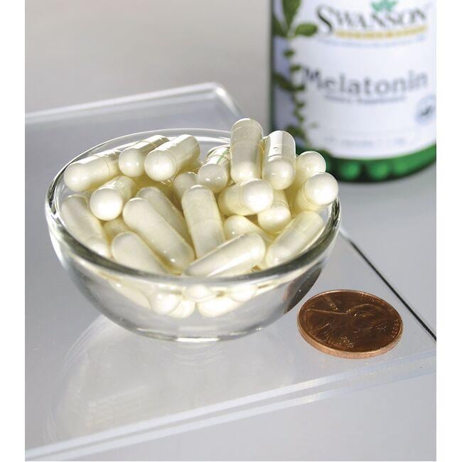Swanson Melatonin - 1 mg 120 Kapseln in einer Schale neben einer Flasche Swanson Melatonin.