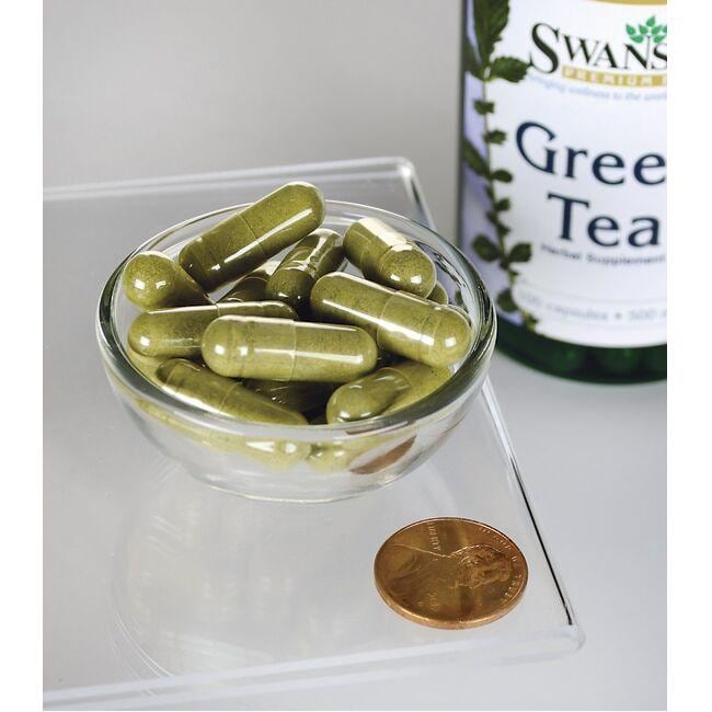 Eine Flasche Swanson Grüner Tee - 500 mg 100 Kapseln mit einem Pfennig daneben.