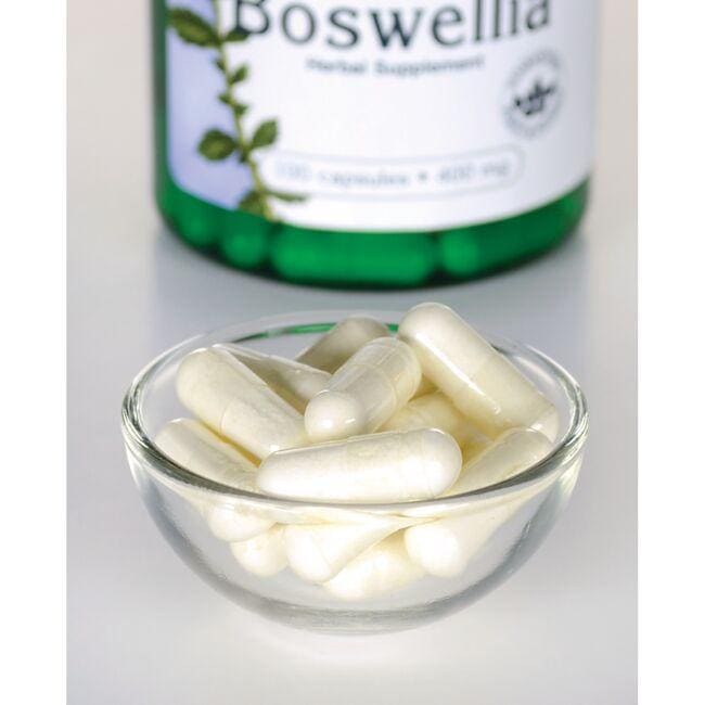 Swanson Boswellia - Nahrungsergänzungsmittel in einer Schale auf einem Tisch.