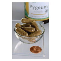 Daumennagel für Swanson Pygeum Rinde und Extrakt - 120 Kapseln in einer Schale neben einem Pfennig, fördert die Gesundheit der Prostata.