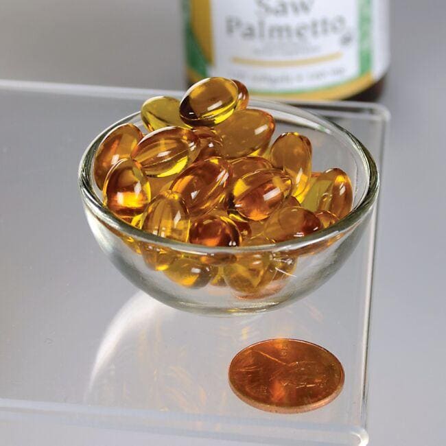 Eine Schale Swanson Sägepalme - 160 mg 120 Softgel neben einem Penny, der die Gesundheit der Prostata fördert.