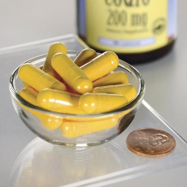 Swanson Coenzym Q10 - 200 mg 90 Kapseln in einer Schale neben einem Pfennig.