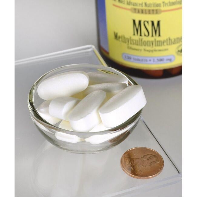 SwansonMSM - 1.500 mg 120 Tabs mit entzündungshemmenden Eigenschaften in einer Schale neben einem Penny.