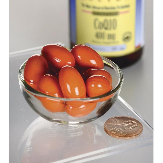 Eine mit Tomaten gefüllte Glasschale und ein Swanson Coenzym Q1O - 400 mg 30 Weichkapseln.