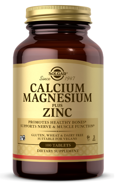 Eine 100-Tabletten-Flasche Solgar Calcium Magnesium Plus Zink, ein Nahrungsergänzungsmittel.