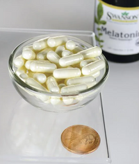 Vorschaubild für Eine Schale Swanson Melatonin - 3 mg 120 Kapseln neben einem Pfennig.