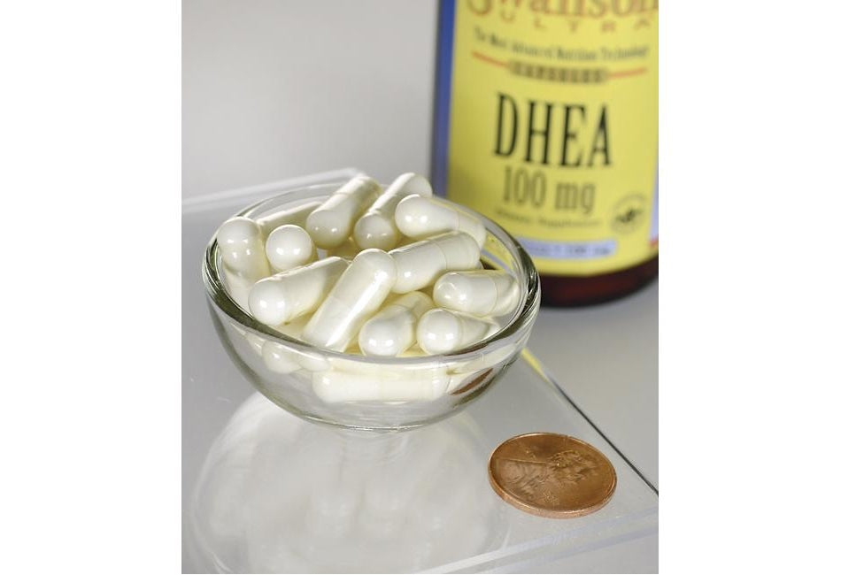 Swanson DHEA - 100 mg 60 Kapseln in einer Schale neben einem Pfennig.