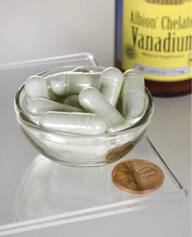 Eine Schale mit Swanson Albion Vanadium Chelated - 5 mg 60 Kapseln neben einer Flasche Alkohol.