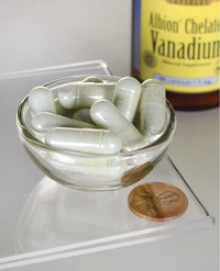 Thumbnail for Eine Schale Swanson Albion Vanadium Chelated - 5 mg 60 Kapseln neben einer Flasche Alkohol.